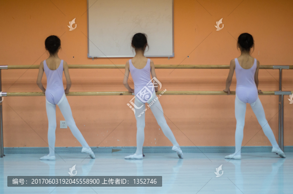 跳舞的女孩