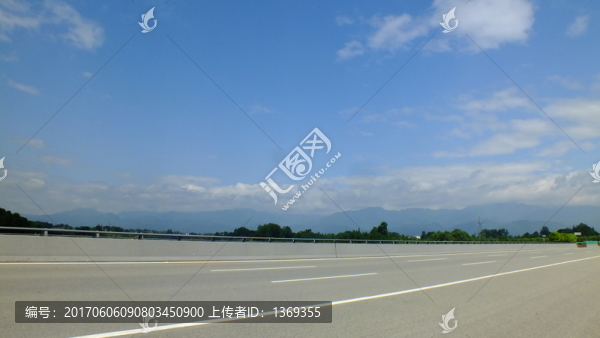 城市道路與藍(lán)天白云