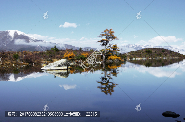 高原湖泊的水中倒影