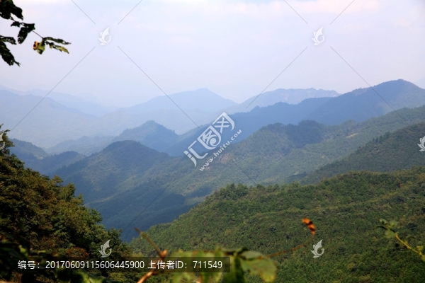 群山連綿起伏