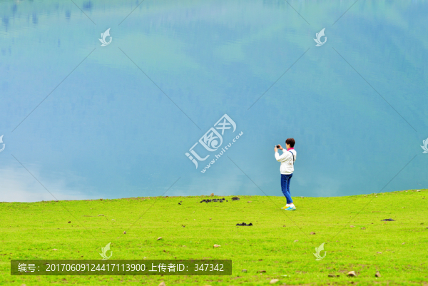草地和湖邊