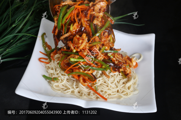魚香肉絲蓋面