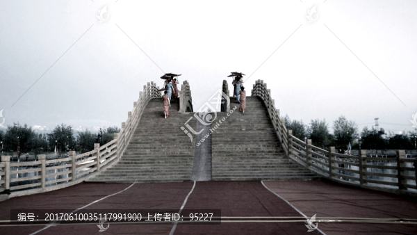 水墨拱橋,旗袍秀
