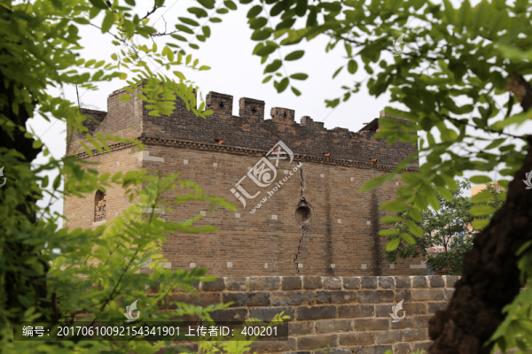 綠樹掩映古建筑