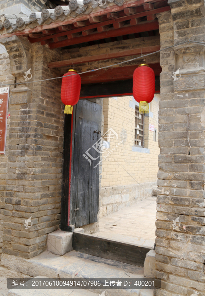 中式古老建筑民居宅院大門