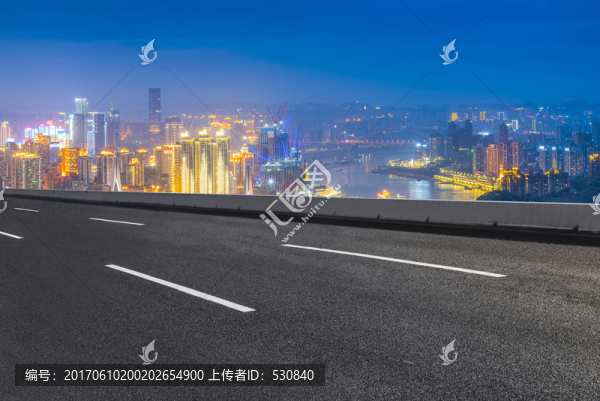 道路路面和城市天際線