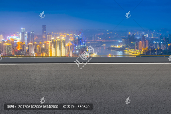道路地面和城市天際線