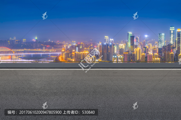道路路面和城市天際線