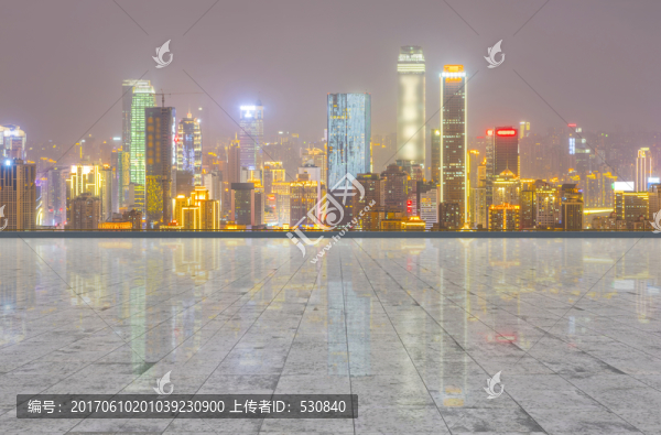 道路路面和城市天際線