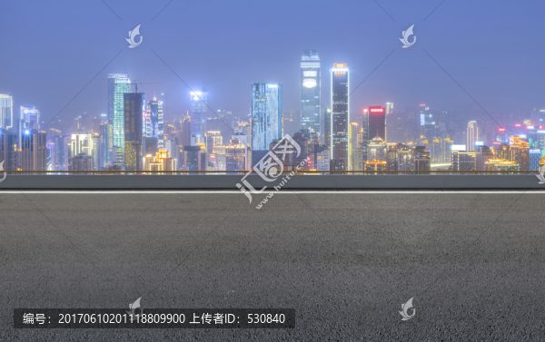 道路路面和城市天際線