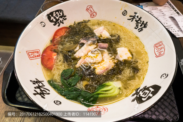 酸菜魚米線