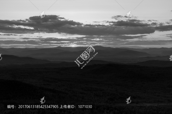 水墨山嶺
