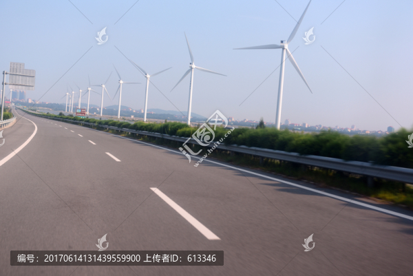 道路上的風(fēng)車