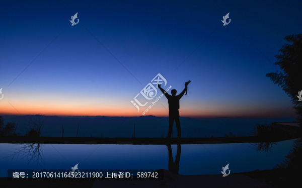夕陽湖畔