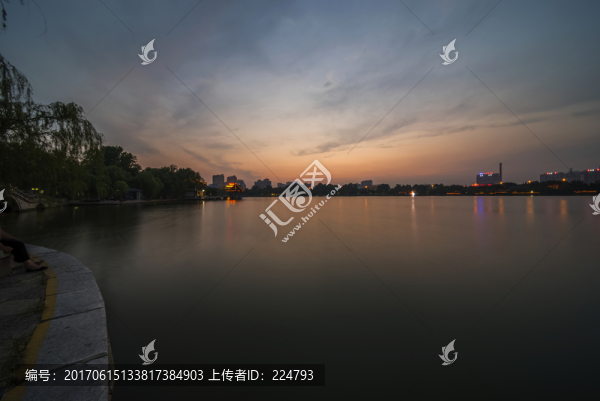 晚霞映照大明湖