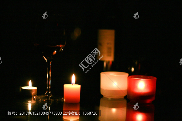 燭光里的紅酒杯