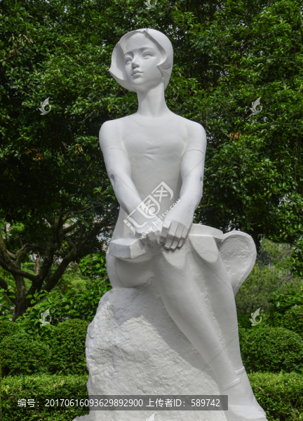 校園少女雕塑