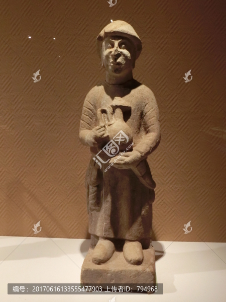 隋代持壺男侍俑