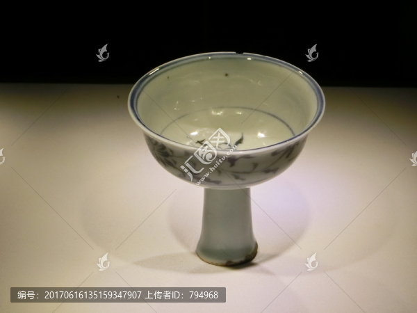 元代青花纏枝菊紋高足碗