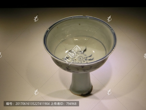 元代青花纏枝菊紋高足碗