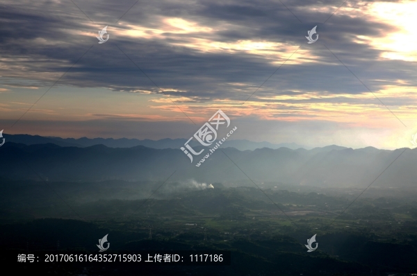 夕陽下的山川云彩