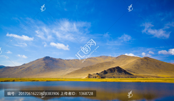 高原上的藍天和湖水