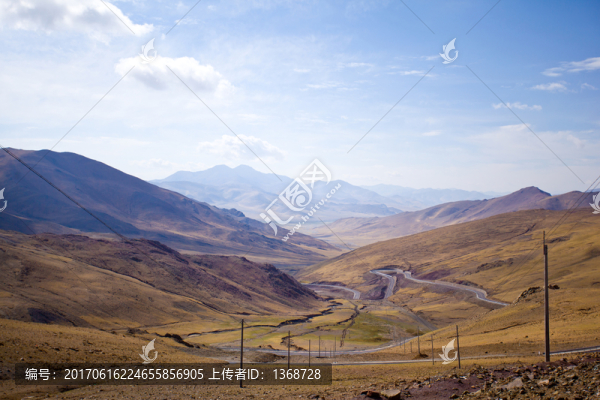 高原荒原上的盤山路和電線桿