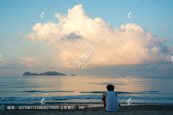 海邊沉思的男孩