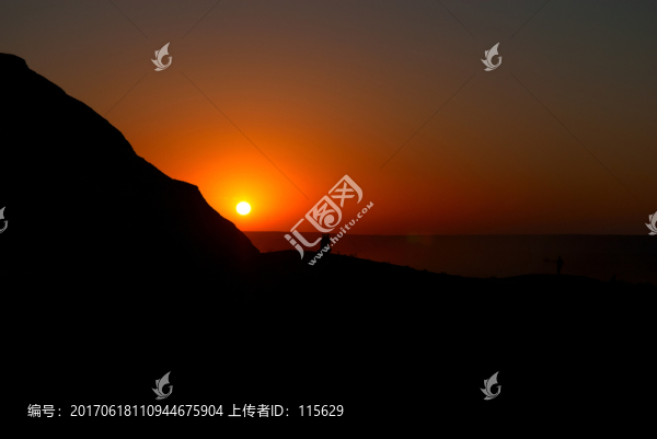 夕陽(yáng)下的戈壁丹霞地貌