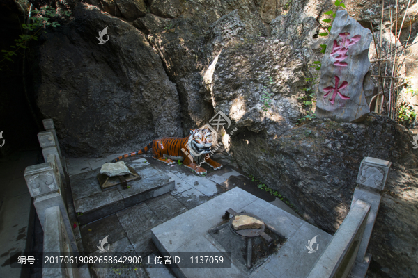 北京潭柘寺,觀音洞圣水