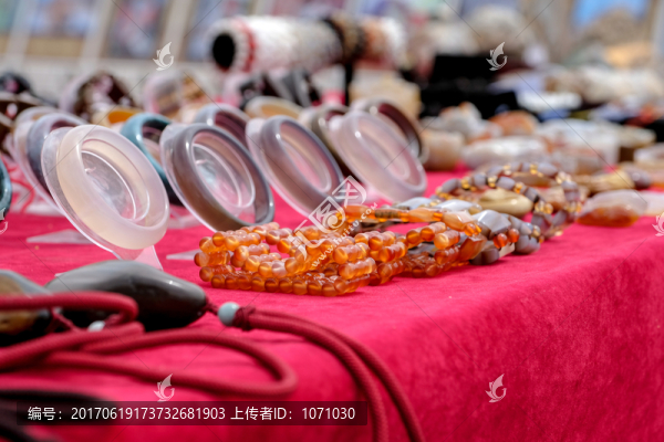 玉石手鏈?zhǔn)骤C展臺(tái)