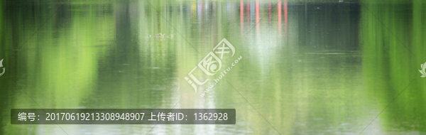 綠樹倒影