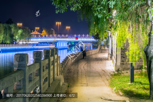 沿河步道夜景