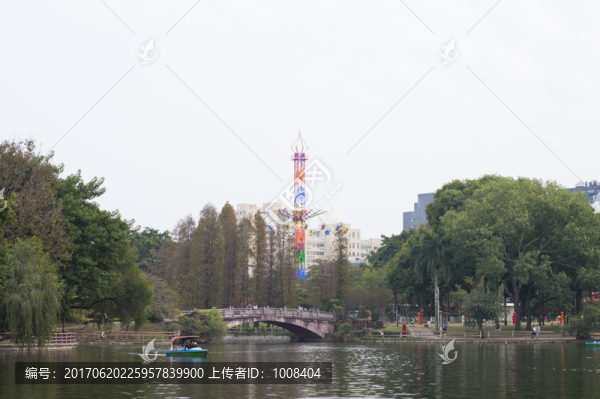 碧綠湖水倒影石拱橋