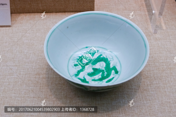 景德鎮(zhèn)官窯白釉綠龍紋碗