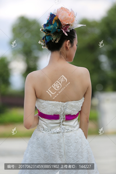 穿婚紗的新娘