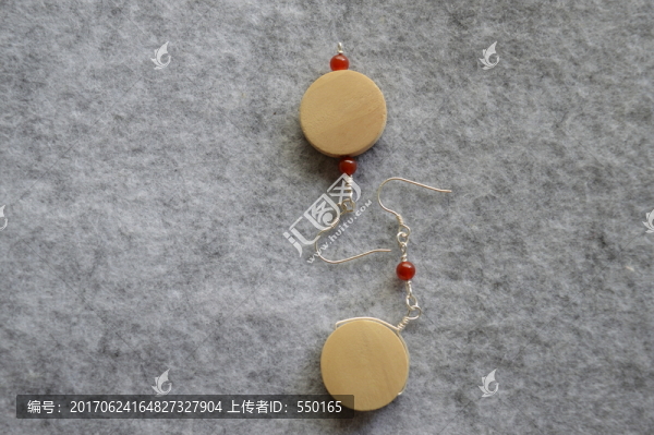 木質(zhì)耳環(huán)
