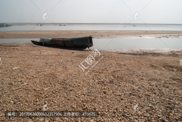河邊漁船