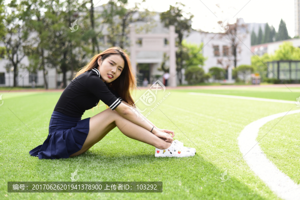 校園操場上的女學(xué)生