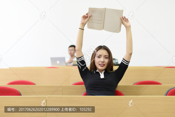 舉著書的女學(xué)生