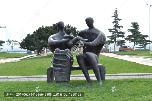 一家三口雕塑