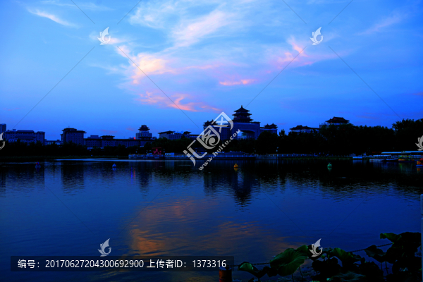 湖畔風(fēng)光