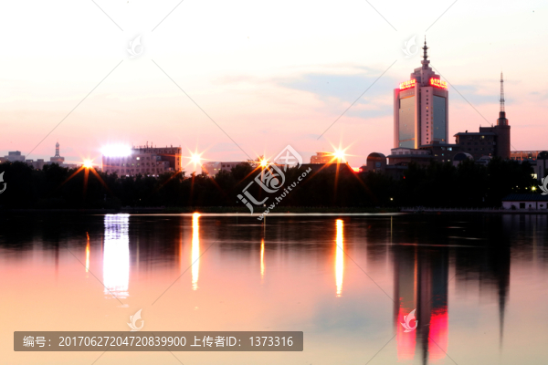 湖畔風(fēng)光