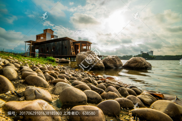 湖邊鵝卵石小屋