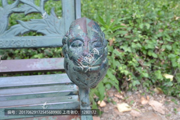 長椅扶手處