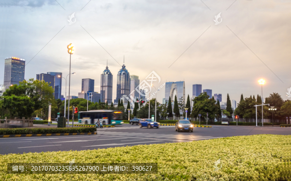 傍晚的城市道路