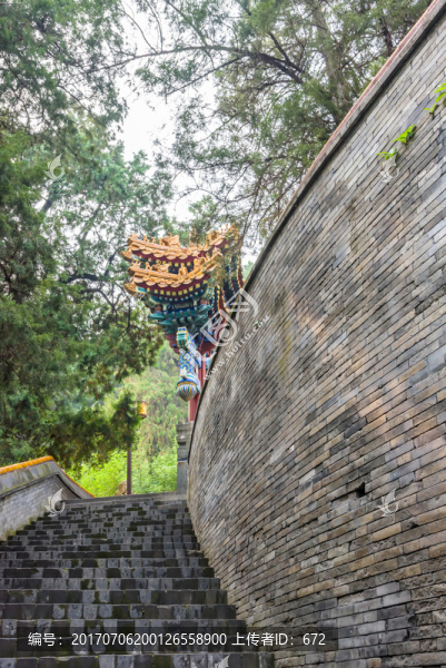 弧形磚墻和臺階