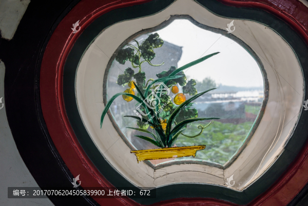 鏤空窗