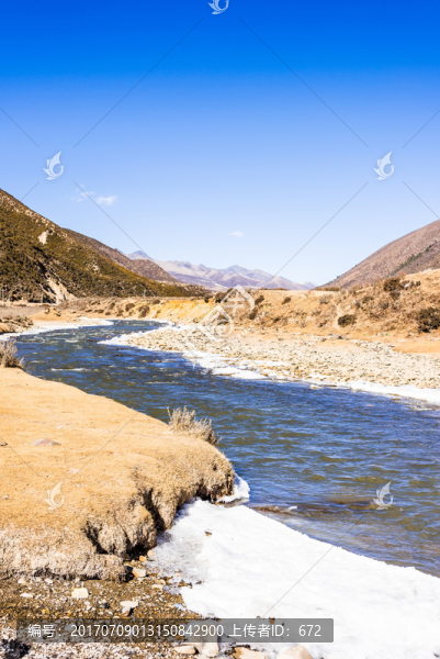 村邊溪流