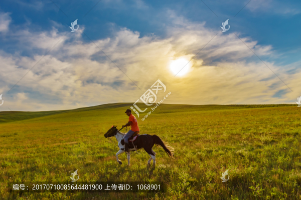 烏拉蓋草原,騎馬的蒙古族小伙